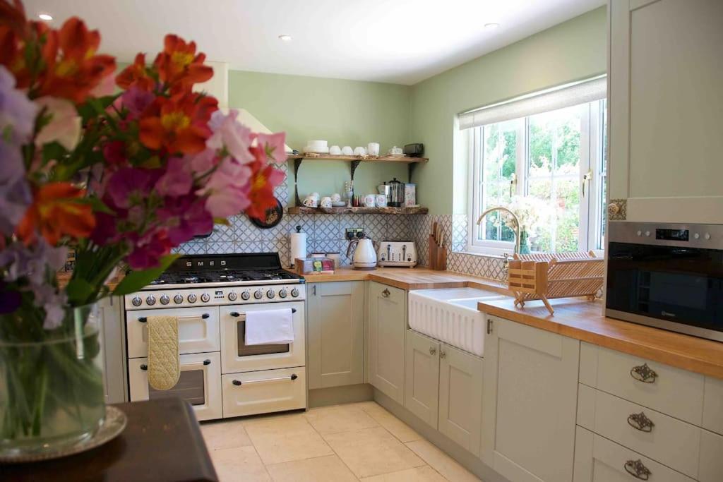 Canal View 2 Bedrooms End Of Terrace Chichester Luaran gambar